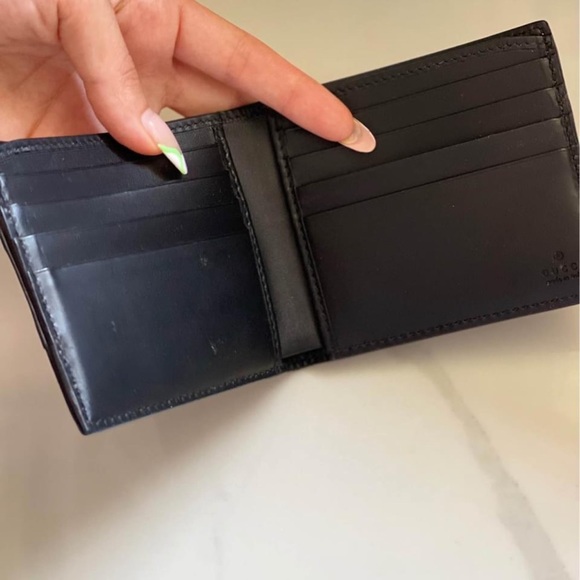 A bi-fold wallet made in GG Supreme canvas with a Gucci embossed leather detail - Picture 2 of 2